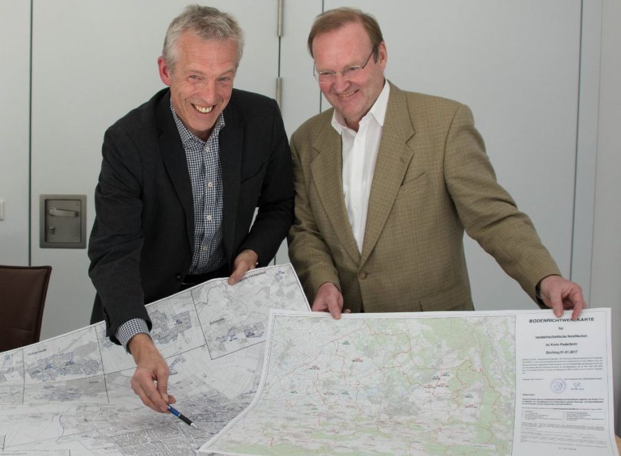 Präsentierten die Grundstückswerte im Kreis Paderborn und in der Stadt Paderborn: Dipl.-Ing. Axel Gurok (Vorsitzender des Gutachterausschusses für Grundstückswerte im Kreis Paderborn, links) und Dipl.-Ing. Johannes Leßmann, Vorsitzender des Gutachterausschusses für Grundstückswerte in der Stadt Paderborn (rechts). (Foto: Amt für Presse- und Öffentlichkeitsarbeit, Kreis Paderborn, Anna-Sophie Schindler)